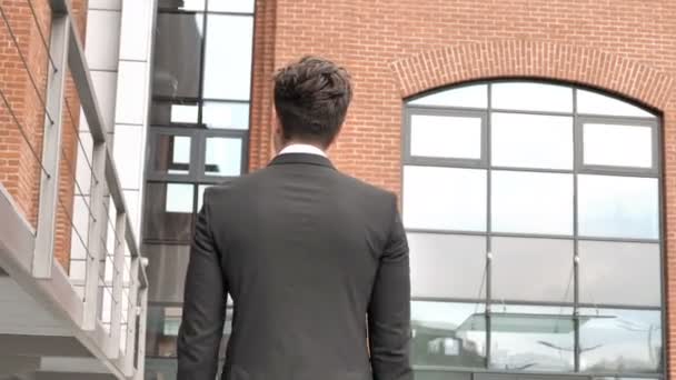 歩くビジネスマンのオフィスの近くの背面図 — ストック動画
