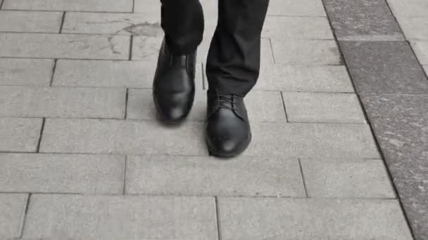 Περπάτημα Πόδια Του Επιχειρηματία Στο Κοστούμι — Αρχείο Βίντεο