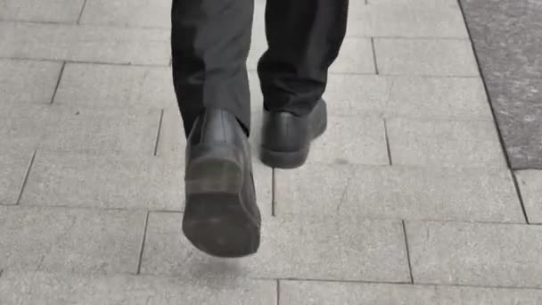 Rückenansicht Der Füße Eines Geschäftsmannes Anzug — Stockvideo