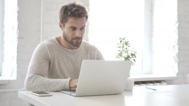 Yaratıcı yazarak üzerinde Laptop Loft ofiste adam