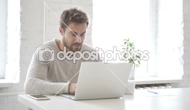 Şok laptop, çalışırken erkekte sakal Astonished