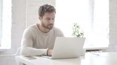 İş yerinde Laptop kapattıktan sonra bürosundan çıkarken işadamı