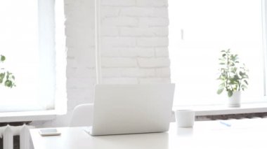 İşadamı geliyor Office ve açılış dizüstü iş başında