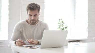 Yakışıklı adam tarafından başarılı Online alışveriş