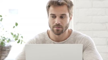 Meşgul adam laptop iş bağlama