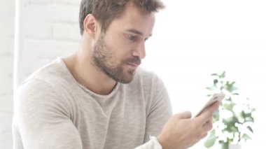 Online finansal ticaret için akıllı telefon kullanan adam