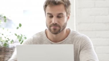 Müşteri iş tartışırken, online görüntülü sohbet