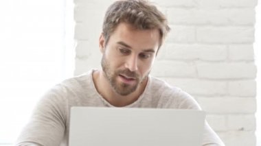 Online görüntülü sohbet müşteri ile konuşurken,