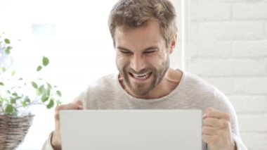 Dizüstü bilgisayarda çalışma, başarı kutluyor işadamı