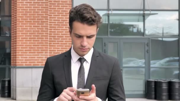 Marcher Homme Affaires Utilisant Smartphone — Video