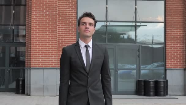 Χαλαρώστε Νεαρός Επιχειρηματίας Περπάτημα Και Κοιτάζοντας Γύρω — Αρχείο Βίντεο