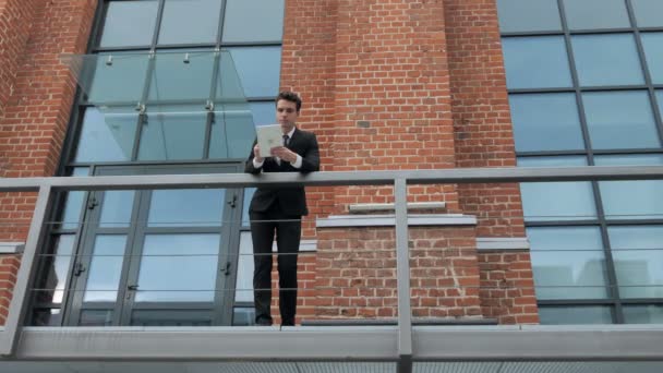 Dış Loft Office Ayakta Tablet Kullanarak Adamı — Stok video