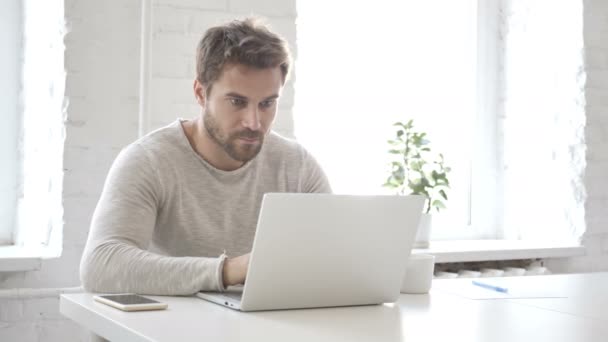 Geschäftsmann Feiert Erfolg Arbeitet Laptop — Stockvideo