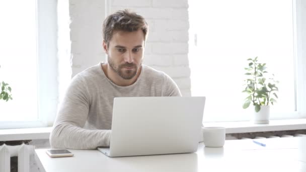 Hoofdpijn Benadrukt Zakenman Die Laptop Werkt — Stockvideo