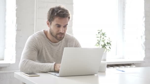 Homem Barba Choque Enquanto Trabalhava Laptop Surpreendido — Vídeo de Stock
