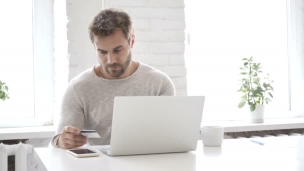 Compras Línea Con Tarjeta Bancaria Por Hombre Guapo Ordenador Portátil — Vídeos de Stock