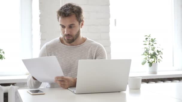 Empresario Leyendo Documentos Oficina — Vídeos de Stock