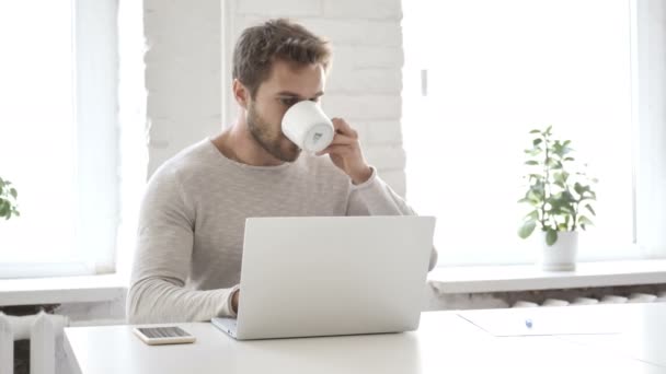 Επιχειρηματίας Πίνοντας Καφέ Στο Γραφείο — Αρχείο Βίντεο