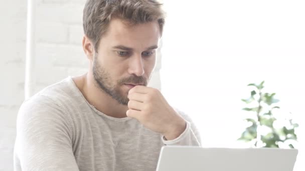 Pensando Barba Hombre Trabajando Ordenador Portátil Lluvia Ideas — Vídeo de stock