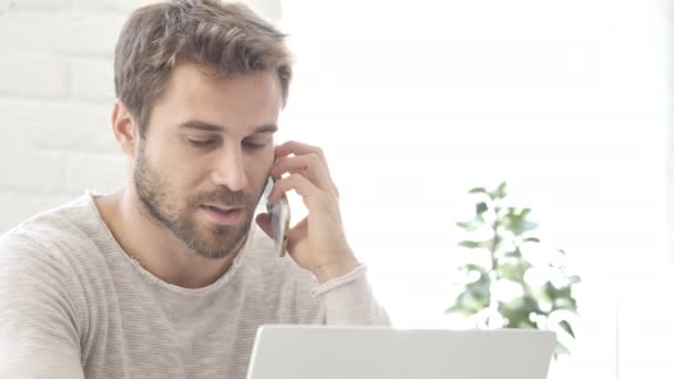 Homem Falando Telefone Com Cliente Escritório — Vídeo de Stock
