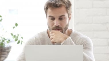 Yaratıcı adam düşünme ve çalışma üstünde Laptop, beyin fırtınası