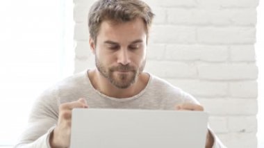 Kaybı, sinirli işadamı dizüstü bilgisayarda çalışma