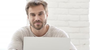 Gülümseyen adam kamera iş arıyorum