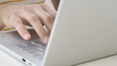 Ofiste dizüstü bilgisayarda yazarak el yakın çekim