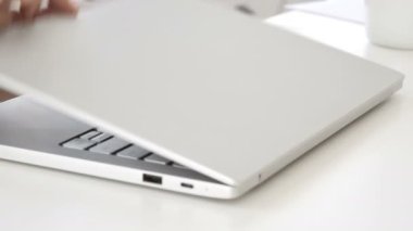 Açılış, yazarak ve Office içinde Laptop kapanış yakın çekim