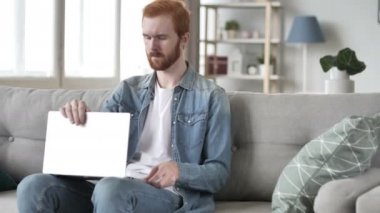 İş yerinde Laptop kapattıktan sonra bürosundan çıkarken yaratıcı sakallı adam