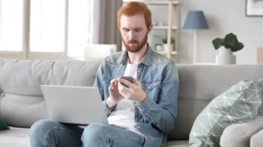 Online finansal ticaret için akıllı telefon kullanan adam