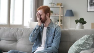 Üzgün sakallı adam yatakta yatarken ağlıyor