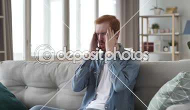 Yaratıcı sakallı adam yaratıcı odada baş ağrısı ile