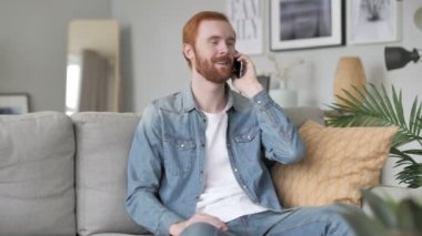 Ofiste müşteri ile telefonda konuşan adam