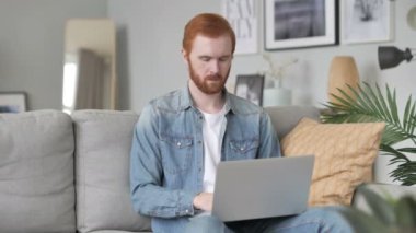 Yaratıcı yazarak üzerinde Laptop Loft ofiste adam