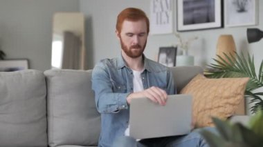 İşten sonra yaratıcı bürosundan çıkarken adam