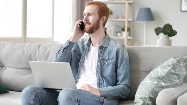 Hombre Hablando Por Teléfono Con Cliente Oficina — Vídeo de stock