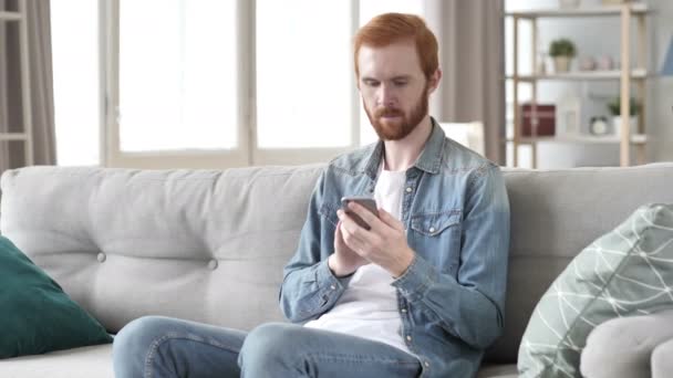 Άνθρωπος Χρησιμοποιώντας Smartphone Για Online Οικονομικές Συναλλαγές — Αρχείο Βίντεο