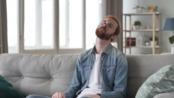 Ung Skägg Mannen Väckning Från Viloläge Chock — Stockvideo