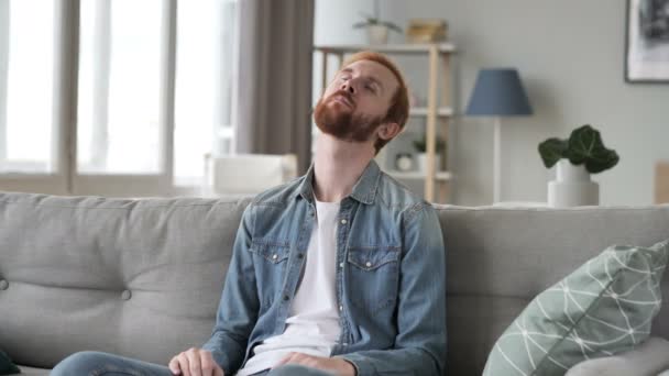 Unga Skägg Mannen Sover Sittande Soffan — Stockvideo