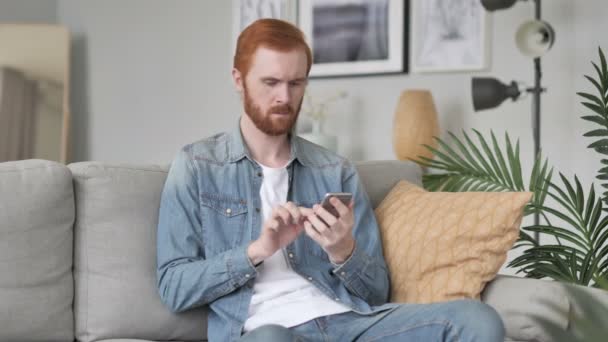 Hombre Usando Smartphone Para Navegación Línea — Vídeos de Stock