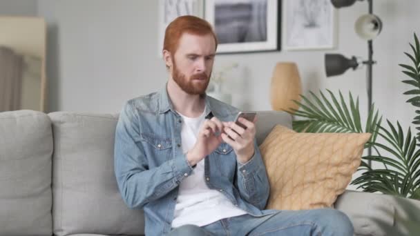 Förvånad Man Chockad Resultatet Smartphone Undrar — Stockvideo