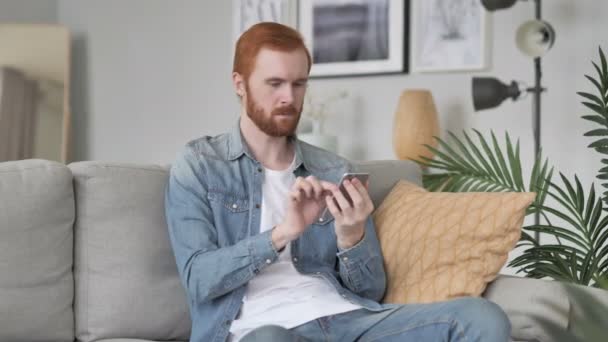 Homem Animado Comemorando Sucesso Smartphone — Vídeo de Stock