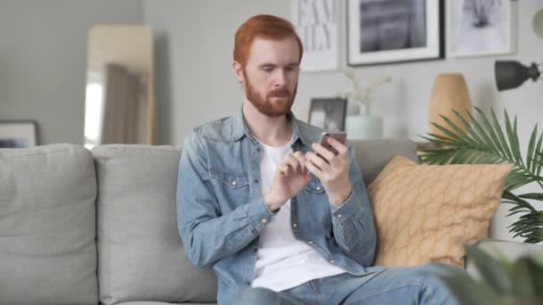 Man Firar Framgångar Medan Använder Smartphone — Stockvideo