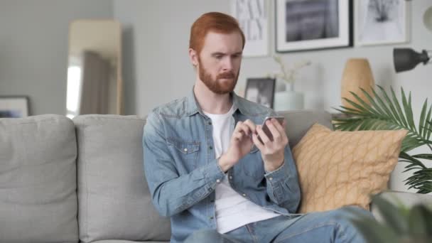 Spänd Upprörd Man Reagerar Förlust Smartphone — Stockvideo
