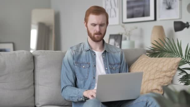 Duim Omlaag Door Mens Het Werk Zoek Naar Camera — Stockvideo