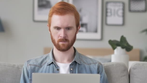 Homem Barba Trabalhando Laptop — Vídeo de Stock
