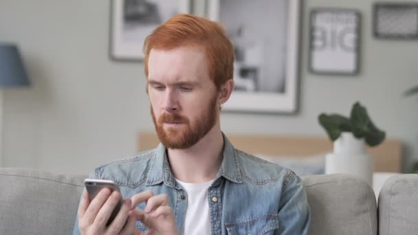 Homem Barba Criativa Chocado Reagindo Notícias Smartphone — Vídeo de Stock