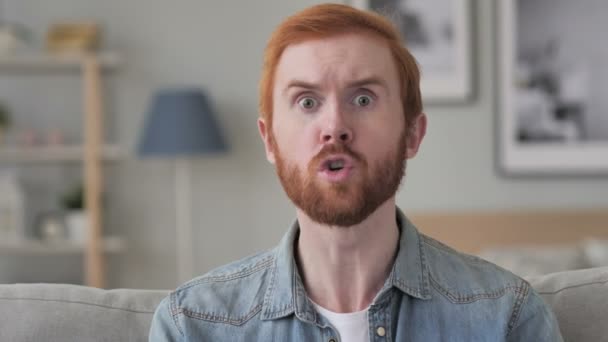 Kızgın diye bağıran genç sakallı adam — Stok video