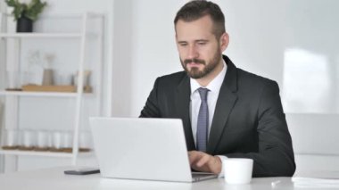 Dizüstü bilgisayarda çalışma, başarı kutluyor işadamı